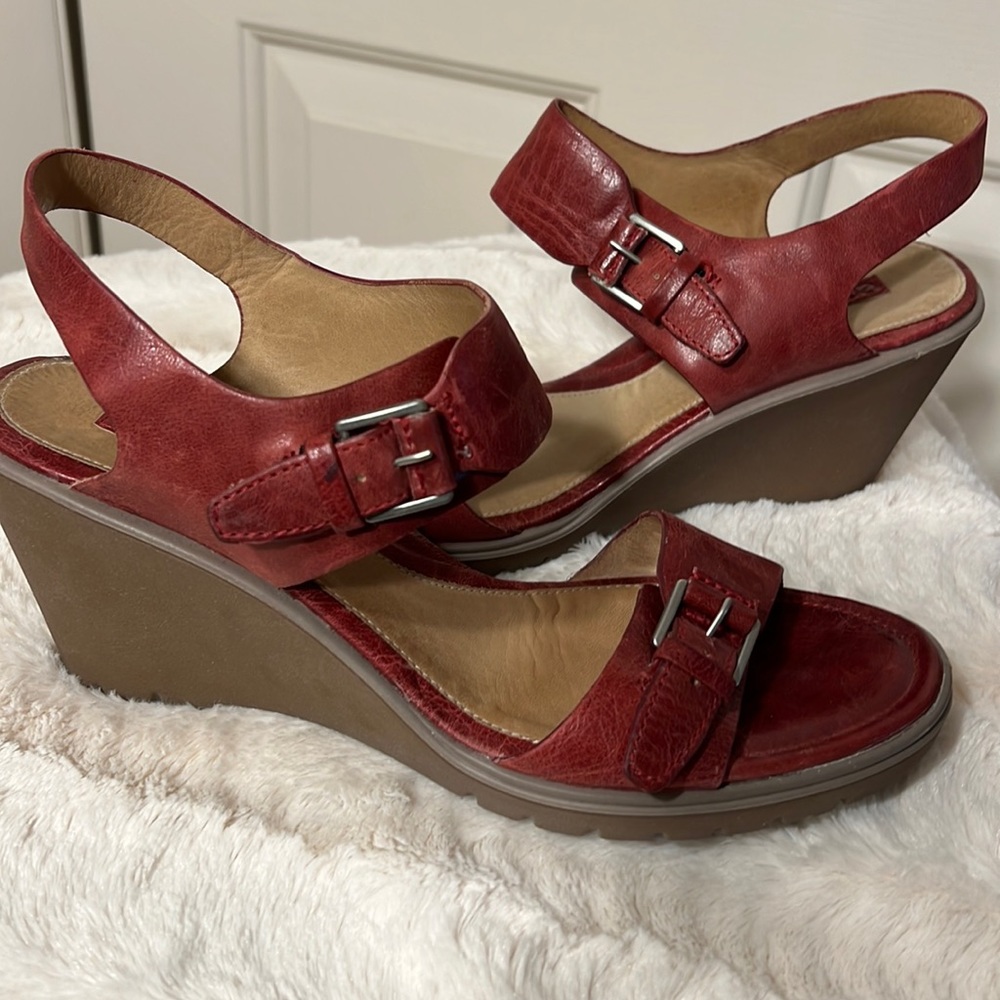 ECCO red wedge